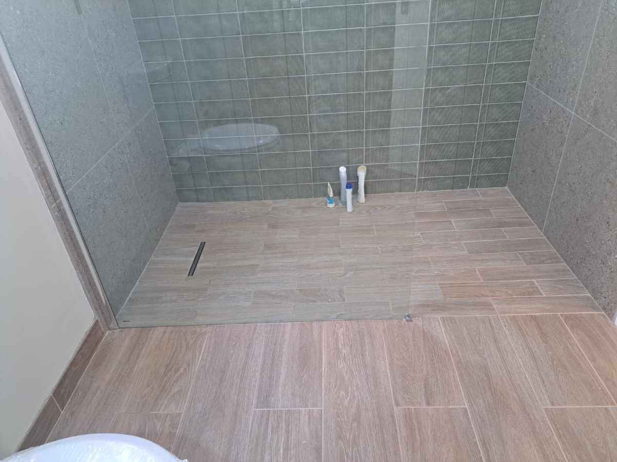 Frameless walk-in shower with wood-look floor tiles