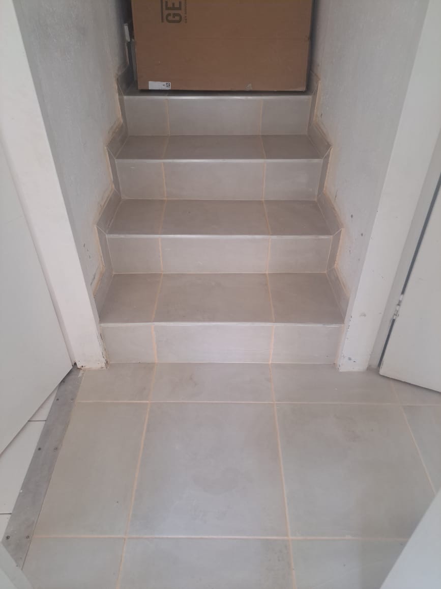 Tiled stairs and floor finish